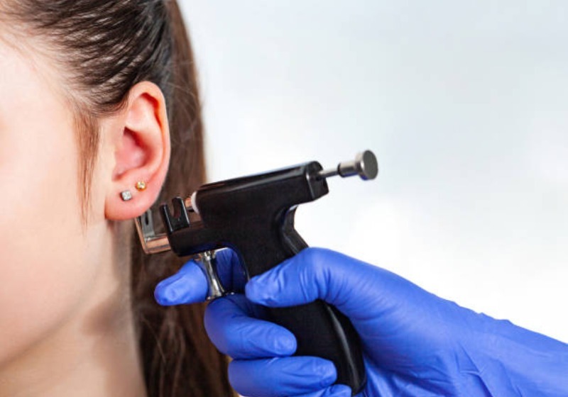 Ear-Pierce-Olvir-The-Best-Beauty-Parlor