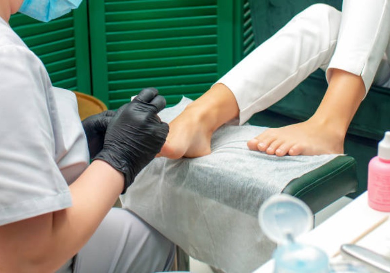 Foot-Bleach-Olvir-Beauty-Salon-The-Best-Beauty-Parlor